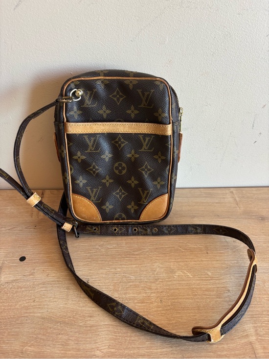 Louis Vuitton Handbags - Authentic . There is a problem with the strap